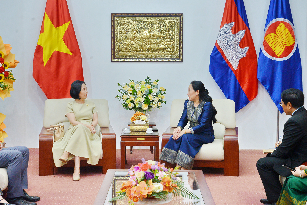 Bà Phó Cẩm Hoa, Trưởng ban Ban Đối ngoại (VOV5) và bà Touch Sopharath, Đại sứ đặc mệnh toàn quyền Vương quốc Campuchia tại Việt Nam.