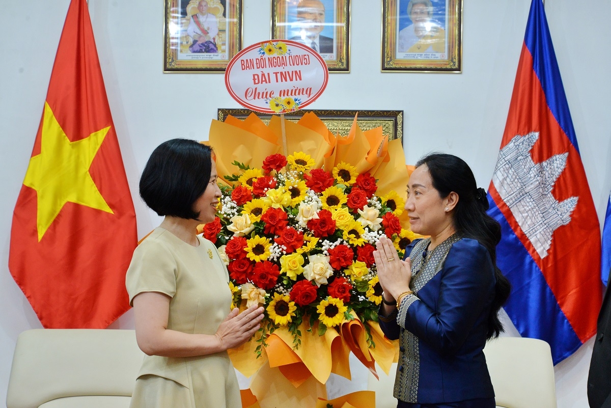 Đại sứ Touch Sopharath cảm ơn những lời chúc tốt đẹp và tình cảm của đoàn dành cho cán bộ, nhân viên Đại sứ quán nhân dịp Tết cổ truyền. Ảnh: Đức Anh/VOV5