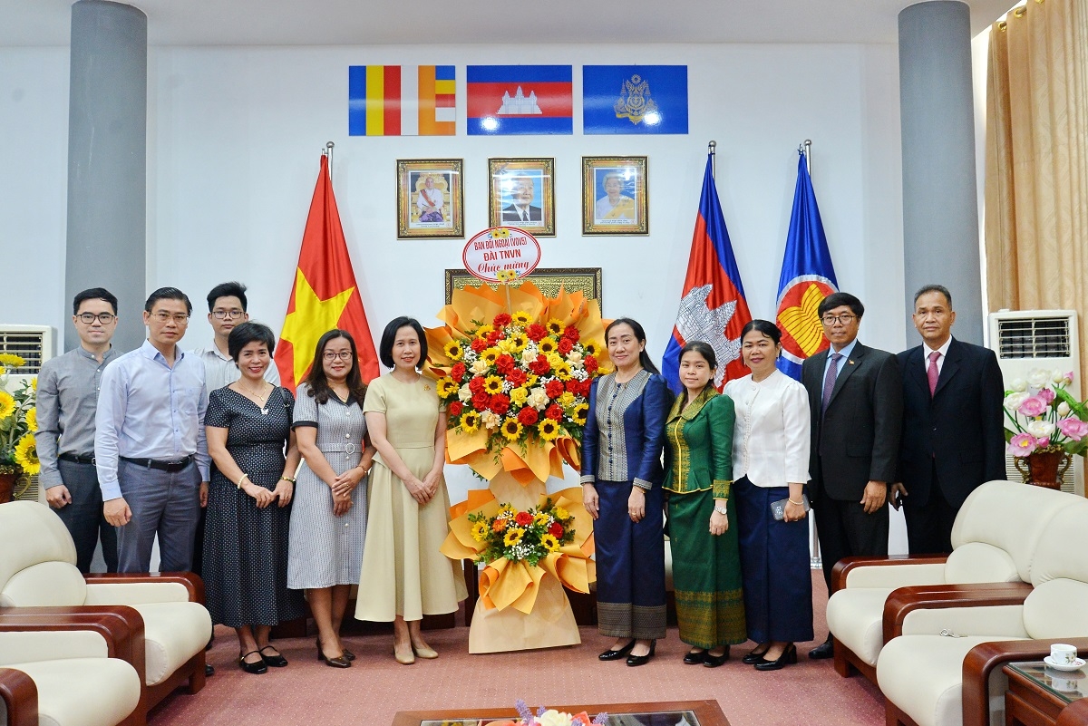 Đoàn Ban Đối ngoại (VOV5), Đài Tiếng nói Việt Nam thăm, chúc tết cán bộ đại sứ quán Campuchia tại Việt Nam.