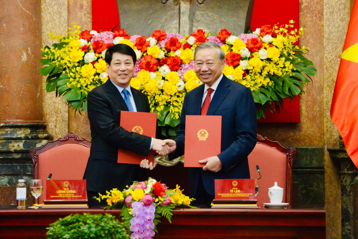 Tại hội nghị, nguyên Chủ tịch nước Lương Cường chính thức bàn giao các nhiệm vụ của Chủ tịch nước tới Tổng Bí thư, Chủ tịch nước Tô Lâm. Ảnh: Văn Hiếu/VOV