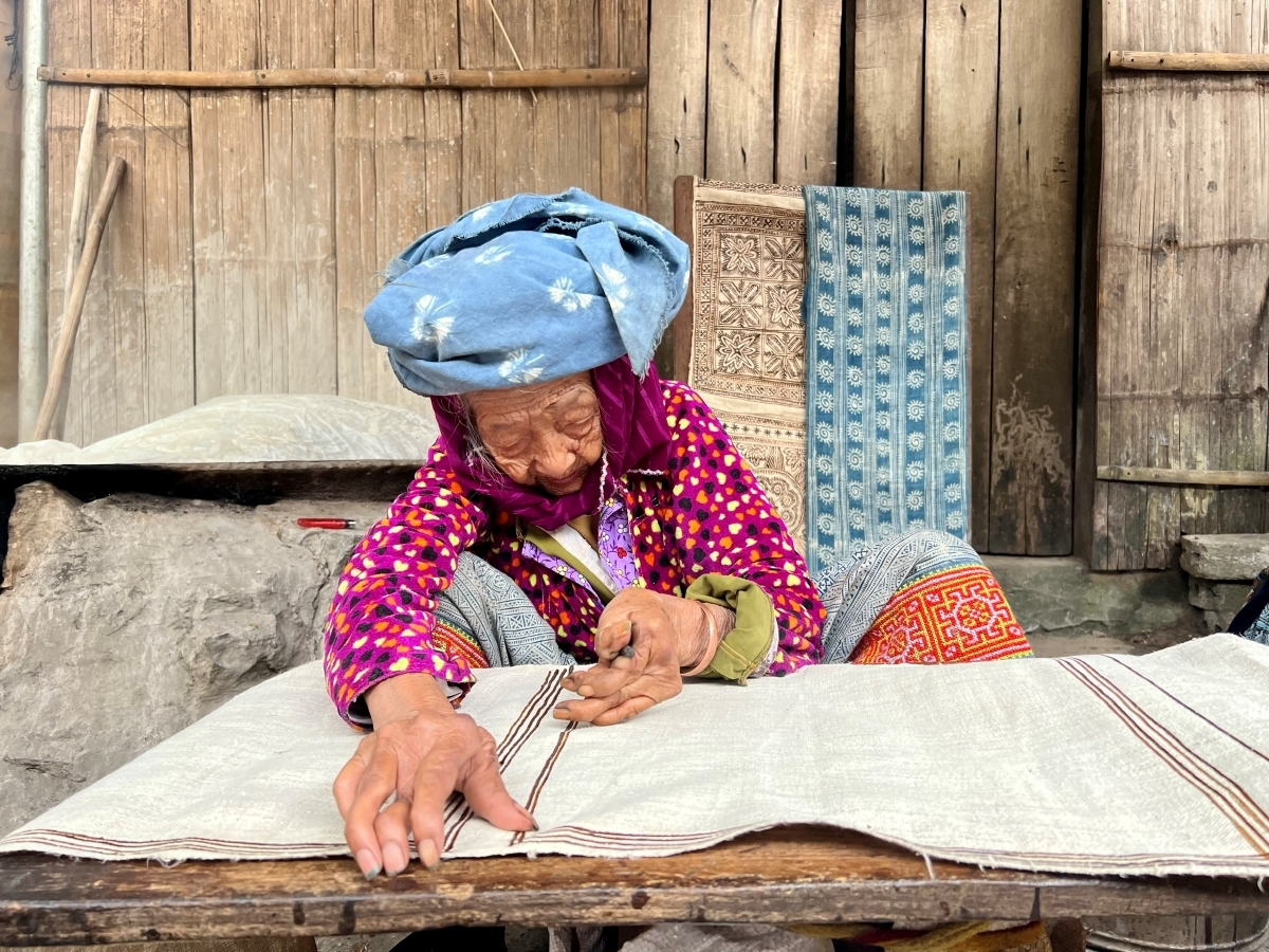 นาง สุ่งถิเก่อ ชนเผ่าม้ง อายุ 96 ปี