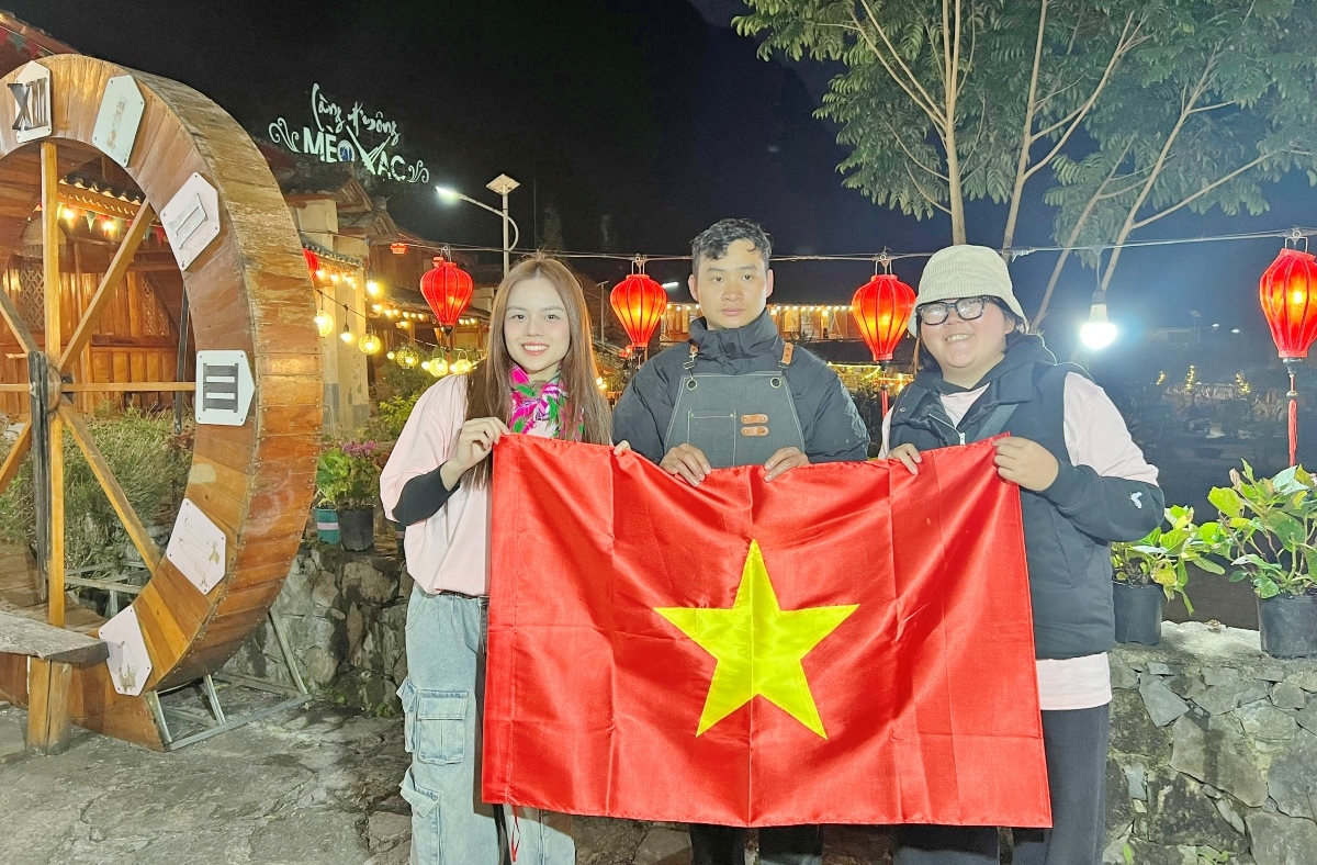 プログラムーメンバーがパ・ヴィ村のモン族に旗を贈呈。