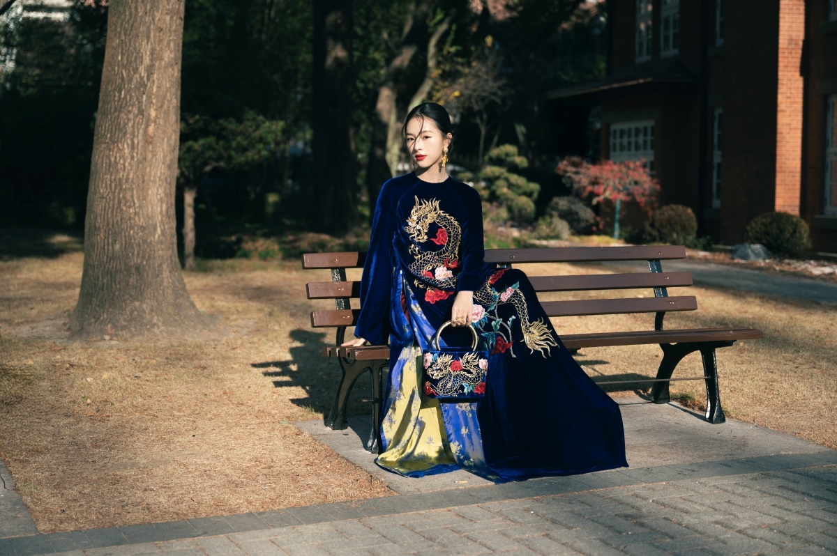 베트남 패션 문화의 대표적인 상징 중 하나인 벨벳 자수 아오자이 (사진:가게 공급)