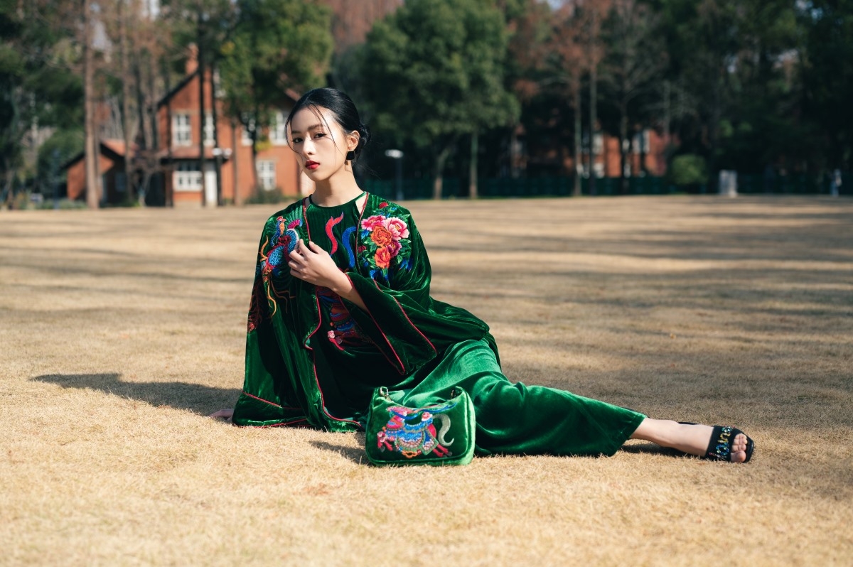 Robes, foulards et sacs en velours brodé main aux motifs raffinés. Photo: Tiêm Tho