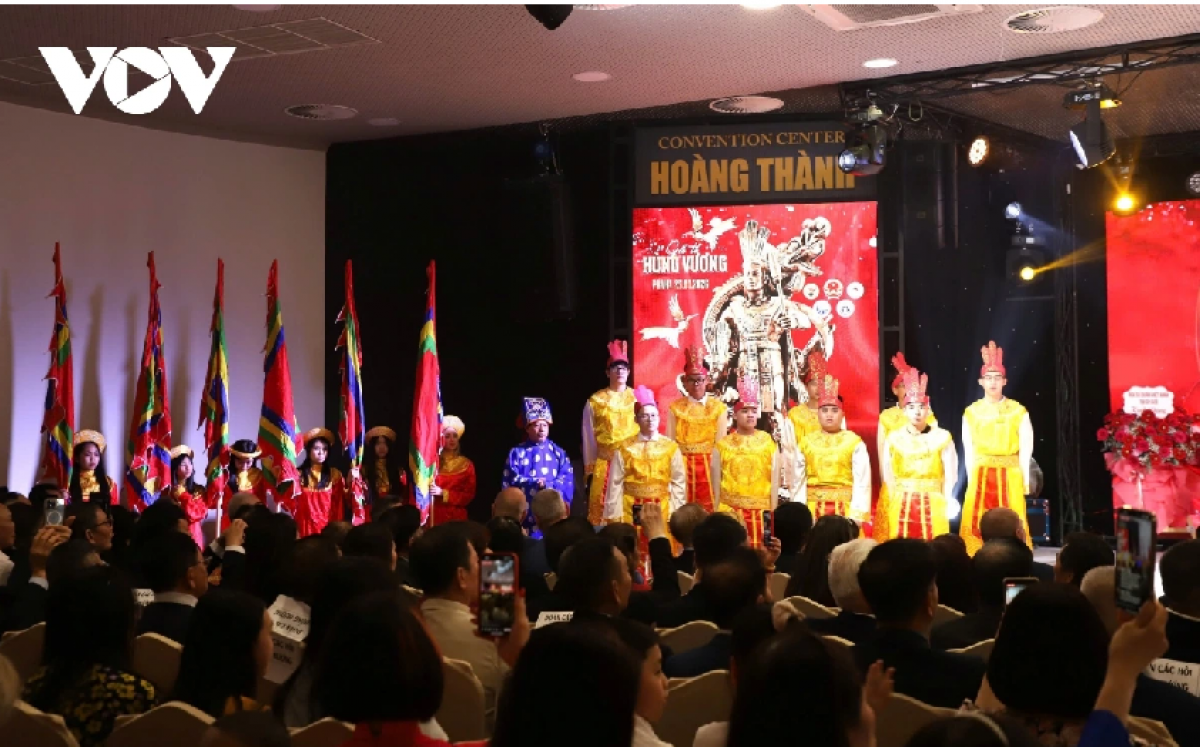 Đại diện lãnh đạo các hội đoàn người Việt tại Séc và châu Âu dâng lễ vua Hùng. - Hải Đăng - Như Hoa -VOV Praha