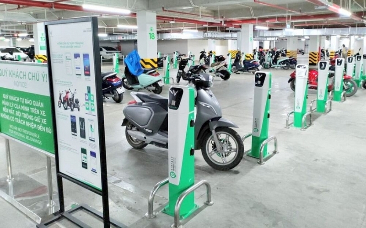 Hanoi is developing infrastructure for safe and smooth operation of EVs. (Illustrative photo)