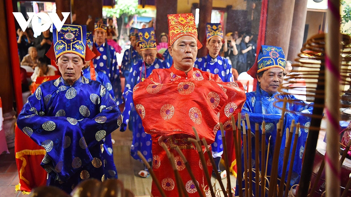 Lễ hội đền Bạch Mã tiếp nối vào ngày 31/3 với nghi thức nữ quan dâng hương vào buổi sáng và hoạt động chiêm bái diễn ra xuyên suốt trong ngày.