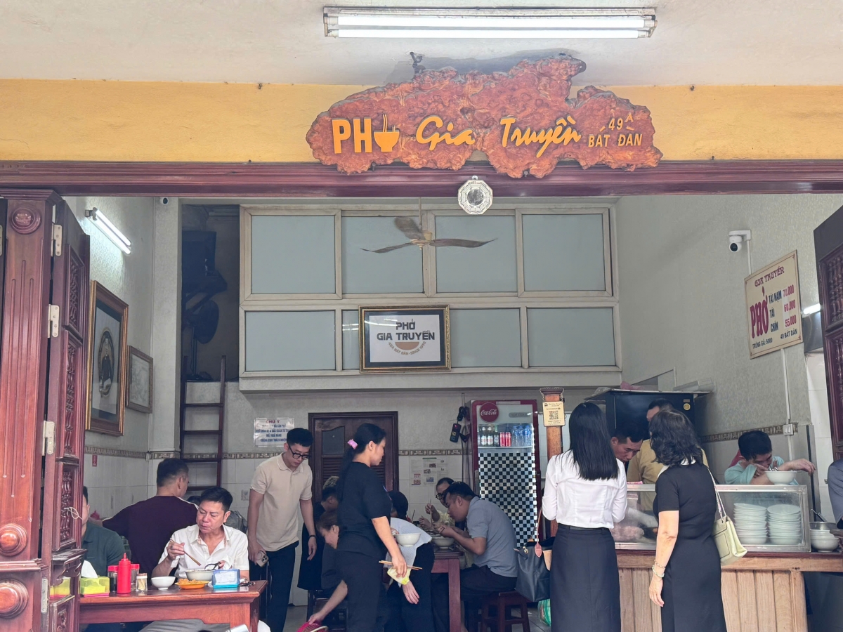 Tại quán phở ở 49, Bát Đàn, Hà Nội.