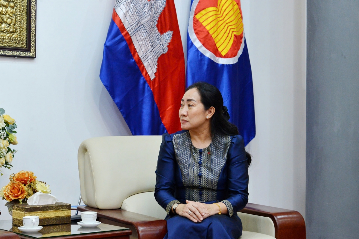 លោកស្រី ទូច សុផារ័ត្ន ឯកអគ្គរាជទូតវិសាមញ្ញ និងពេញសមត្ថភាពនៃព្រះរាជាណាចក្រកម្ពុជាប្រចាំប្រទេសវៀតណាម