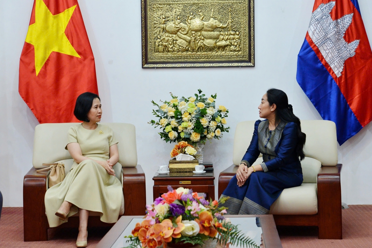 លោកស្រី ផ កឹម ហ័រ ជូនពរលោកស្រីឯកអគ្គរាជទូត ទូច សុផារ័ត្ន និងមន្ត្រីនៃស្ថានទូតកម្ពុជាប្រចាំនៅវៀតណាម និងក្រុមគ្រួសារនូវសុខភាពល្អ សុភមង្គល និងជោគជ័យគ្រប់ភារកិច្ច