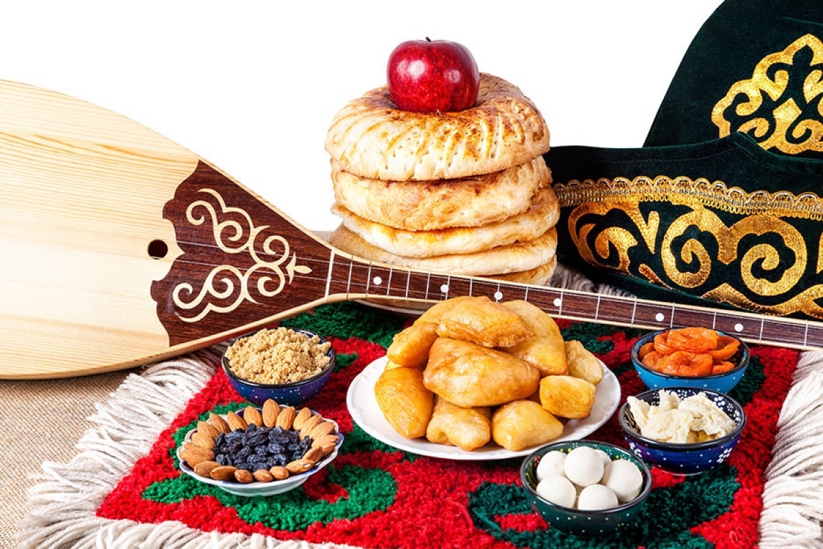 Традиционные казахские блюда и музыкальный инструмент. Фото: Посольство Казахстана во Вьетнаме