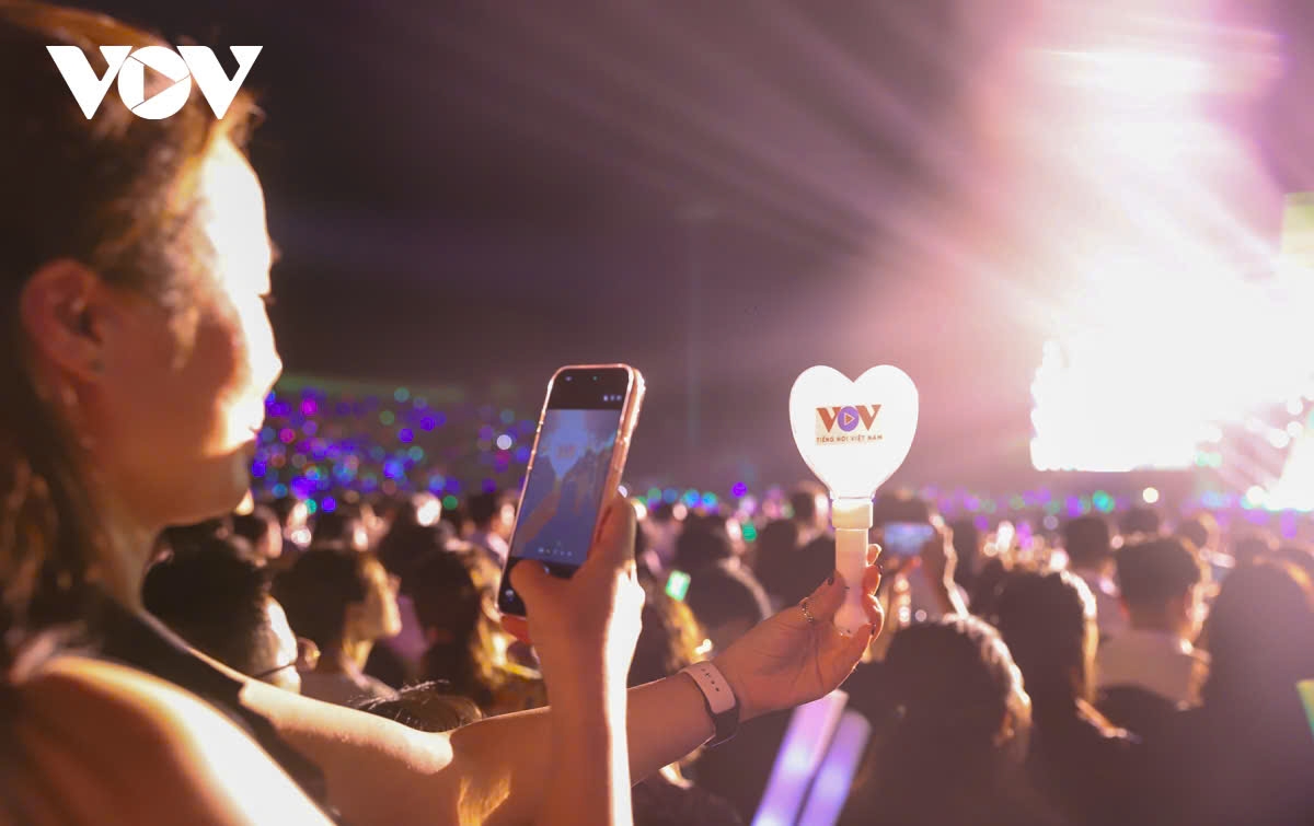 Khán giả thích thú check-in sân khấu bằng lightstick có logo của Đài Tiếng nói Việt Nam. Những thanh âm mở đầu chương trình “Đây là Tiếng nói Việt Nam” khiến nhiều người xúc động bởi sự thân thuộc, gần gũi.