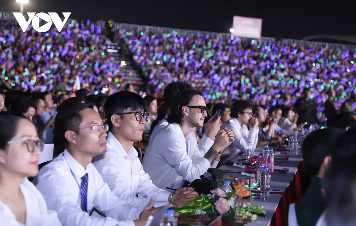 Chương trình cũng có sự tham dự của các đại biểu quốc tế là chuyên gia đến từ các cơ quan báo chí nước ngoài. Bà Bayley, vị khách đến từ Australia hào hứng: “Thật sự rất tuyệt vời. Tôi thích cách mỗi bài hát đều kể một câu chuyện khác nhau, như thể tái hiện cả một bức tranh về đất nước và các vùng miền khác nhau, đặc biệt là những người thợ mỏ. Hình ảnh sân khấu cũng thật sự ấn tượng. Mỗi bài hát đều có một màu sắc riêng, âm nhạc tuyệt vời”.