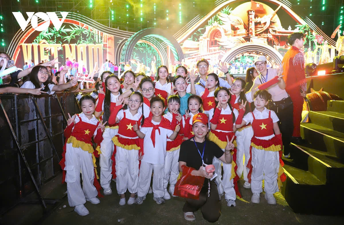 Rapper Ricca Nguyễn Việt Hưng, nghệ sĩ biểu diễn trong chương trình đồng thời cũng là người con Quảng Ninh đầy cảm xúc: “Được biểu diễn trên chính quê hương mình trong một chương trình lớn như “Thanh âm kỷ nguyên mới” giữa Quảng trường 30/10 rực rỡ ánh sáng, trước hàng vạn khán giả reo vang, là một khoảnh khắc thật sự khó quên trong sự nghiệp của tôi. Chương trình thực sự đã mở ra một không gian nghệ thuật đa tầng, nơi âm nhạc không chỉ được nghe mà còn được cảm nhận như nhịp đập của đời sống văn hóa Vùng mỏ”.