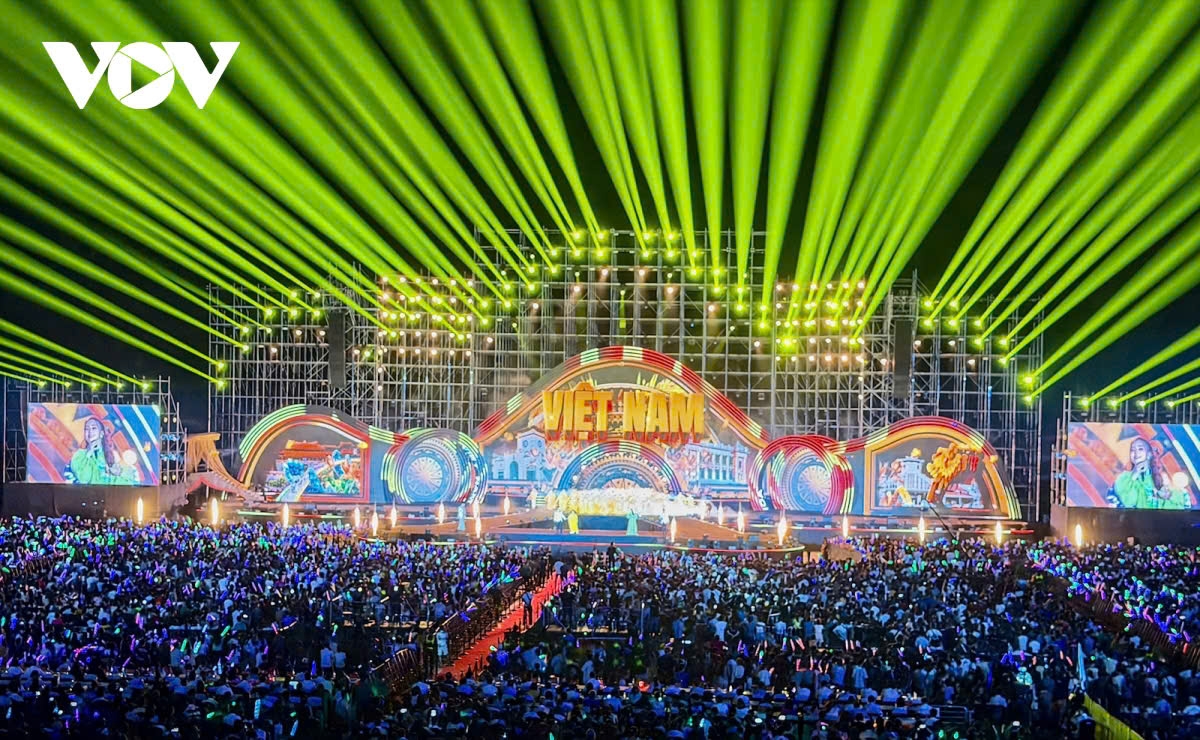 Lần đầu tiên được tổ chức ngoài trời tại Quảng trường 30/10 (phường Hạ Long, tỉnh Quảng Ninh), "Thanh âm kỷ nguyên mới" mang đến một không gian hoành tráng và một bữa tiệc âm nhạc đầy rực rỡ cho khán giả, đồng thời lan tỏa thông điệp về sự đổi mới, sáng tạo của ngành phát thanh trong hành trình chuyển đổi số và hội nhập.