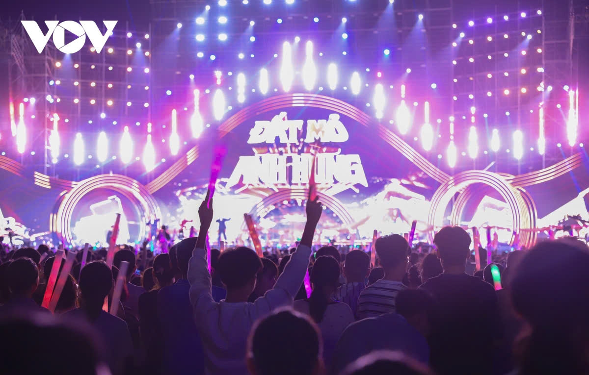 Khán giả cổ vũ hết mình mỗi khi những nghệ sĩ cất tiếng hát, từ các nghệ sĩ trưởng thành từ môi trường nghệ thuật của Đài Tiếng nói Việt Nam như NSND Thanh Hoa, NSƯT Hoàng Thanh, NSƯT Đăng Dương, NSƯT Hoàng Tùng cho đến các ca sĩ, rapper trẻ hiện nay.