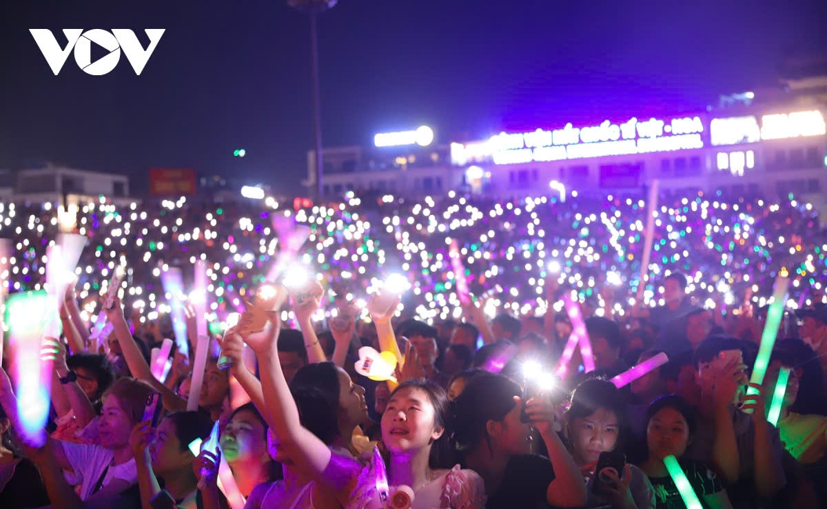 Hàng vạn khán giả bật đèn flash tạo nên một không gian lung linh đêm khai mạc. Phóng viên Hồng Phương, Cơ quan thường trú Đài Tiếng nói Việt Nam khu vực đồng bằng sông Cửu Long bày tỏ ấn tượng: “Từng tham dự nhiều kỳ liên hoan nhưng đây là lần để lại nhiều dấu ấn trong đêm khai mạc cho tôi nhất. Ngoài sự nhiệt tình của nghệ sĩ, tôi đặc biệt ấn tượng với màn hình sân khấu, không gian thêm phần lung linh hơn, khắc họa rõ nét nhịp sống số hòa vào cuộc sống nói chung, văn hoá nghệ thuật nói riêng”.