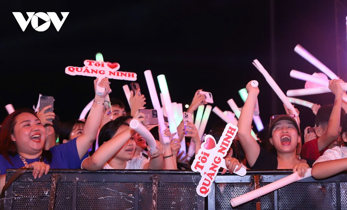 Anh Vũ Anh Duy, người dân phường Hòn Gai chia sẻ sự vui mừng khi concert lần này do tỉnh Quảng Ninh phối hợp với Đài Tiếng nói Việt Nam tổ chức. Anh cho rằng đây là dịp quy tụ đông đảo các cơ quan báo chí, phát thanh – truyền hình trên cả nước, tạo nên sức lan tỏa rộng lớn cho sự kiện. Qua đó, hình ảnh về một Quảng Ninh đổi mới, sáng tạo và giàu bản sắc sẽ được đến với đông đảo bạn bè hơn nữa.