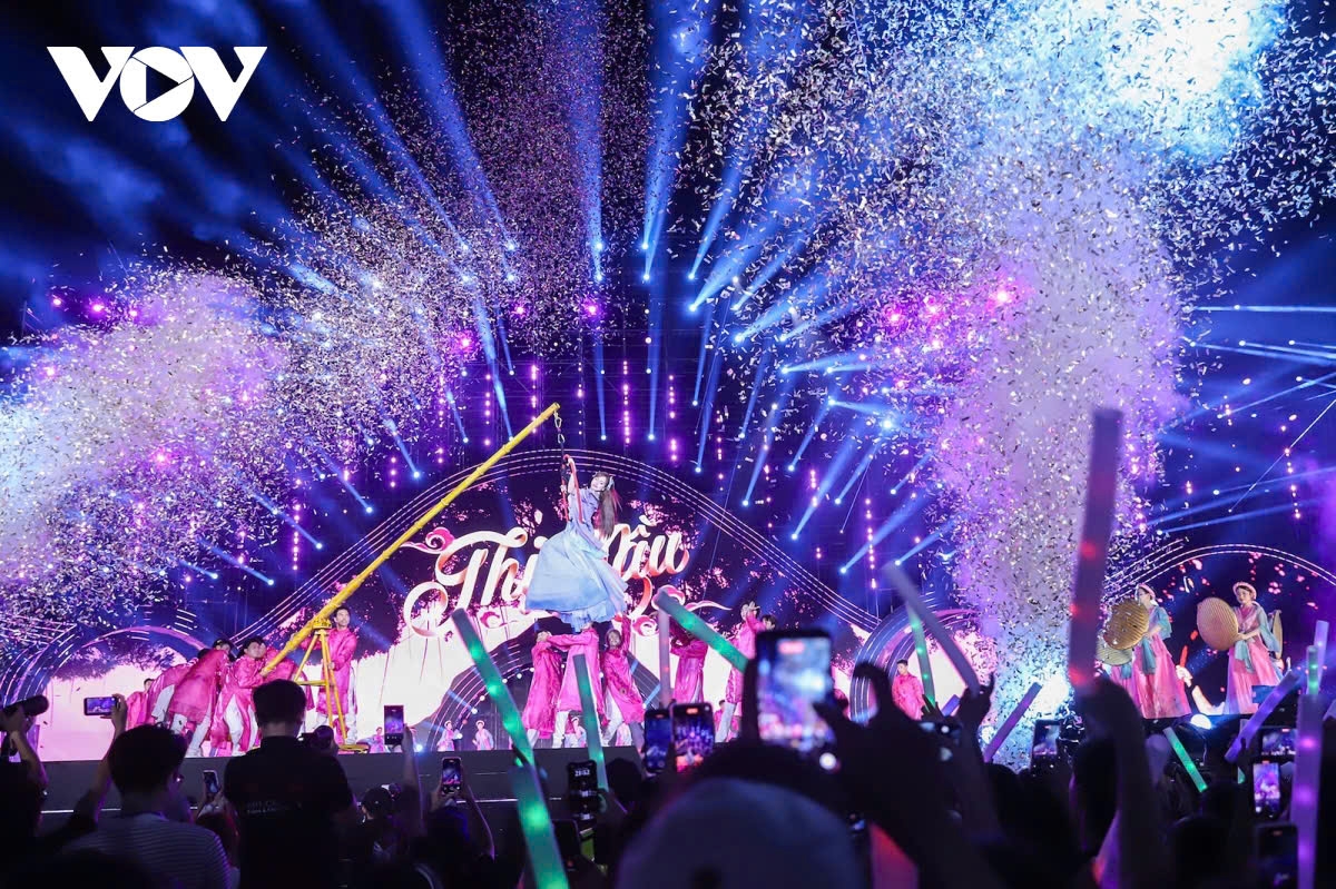 Ca sĩ Hoà Minzy cũng cháy hết mình cùng các khán giả. Cô bày tỏ niềm vinh dự khi trở lại sân khấu Quảng Ninh. Phạm Anh Duy, Double2T, Hoàng Bách, Nguyễn Ngọc Anh, Quách Mai Thy, Vũ Thùy Linh, rapper nhí Xệ Xệ, nhóm Oplus…đều mang đến những bản hit khiến khán giả say sưa hoà giọng.