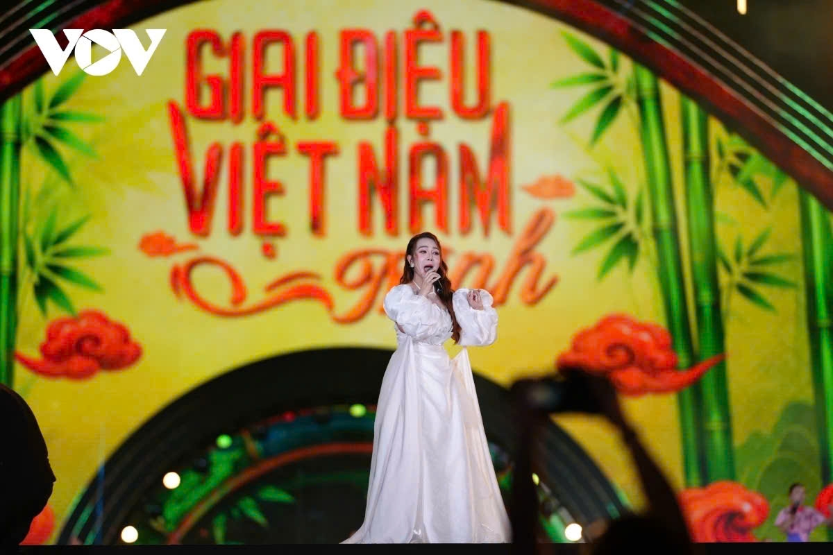 Ngay sau lễ khai mạc, chương trình nghệ thuật “Thanh âm kỷ nguyên mới” đã diễn ra, tạo điểm nhấn mở màn cho Liên hoan Phát thanh toàn quốc lần thứ XVII. Được định danh như một concert giao thoa giữa di sản và thời đại, “Thanh âm kỷ nguyên mới” thể hiện tinh thần đổi mới trong cách tiếp cận nội dung chính luận nghệ thuật của Đài Tiếng nói Việt Nam và tỉnh Quảng Ninh. Thông qua ngôn ngữ âm nhạc đương đại, chương trình tôn vinh hành trình phát triển của phát thanh Việt Nam, đồng thời lan tỏa tinh thần đoàn kết, sáng tạo và khát vọng vươn lên của đất nước; góp phần quảng bá hình ảnh Quảng Ninh - vùng đất mỏ giàu truyền thống đang chuyển mình mạnh mẽ, hội nhập sâu rộng.