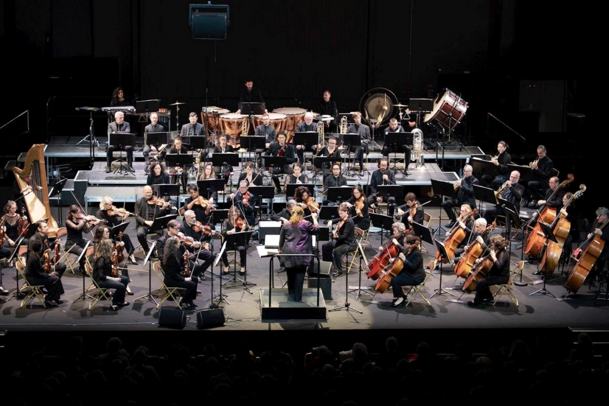 Dirigentin Zahia Ziouani leitet das Orchester. (Foto: Die Organisatoren)