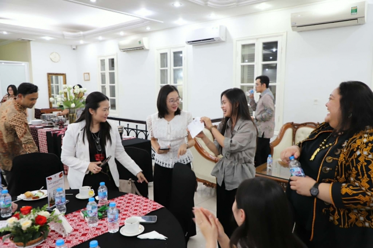 Salah seorang tamu yang beruntung menerima hadiah kejutan di acara