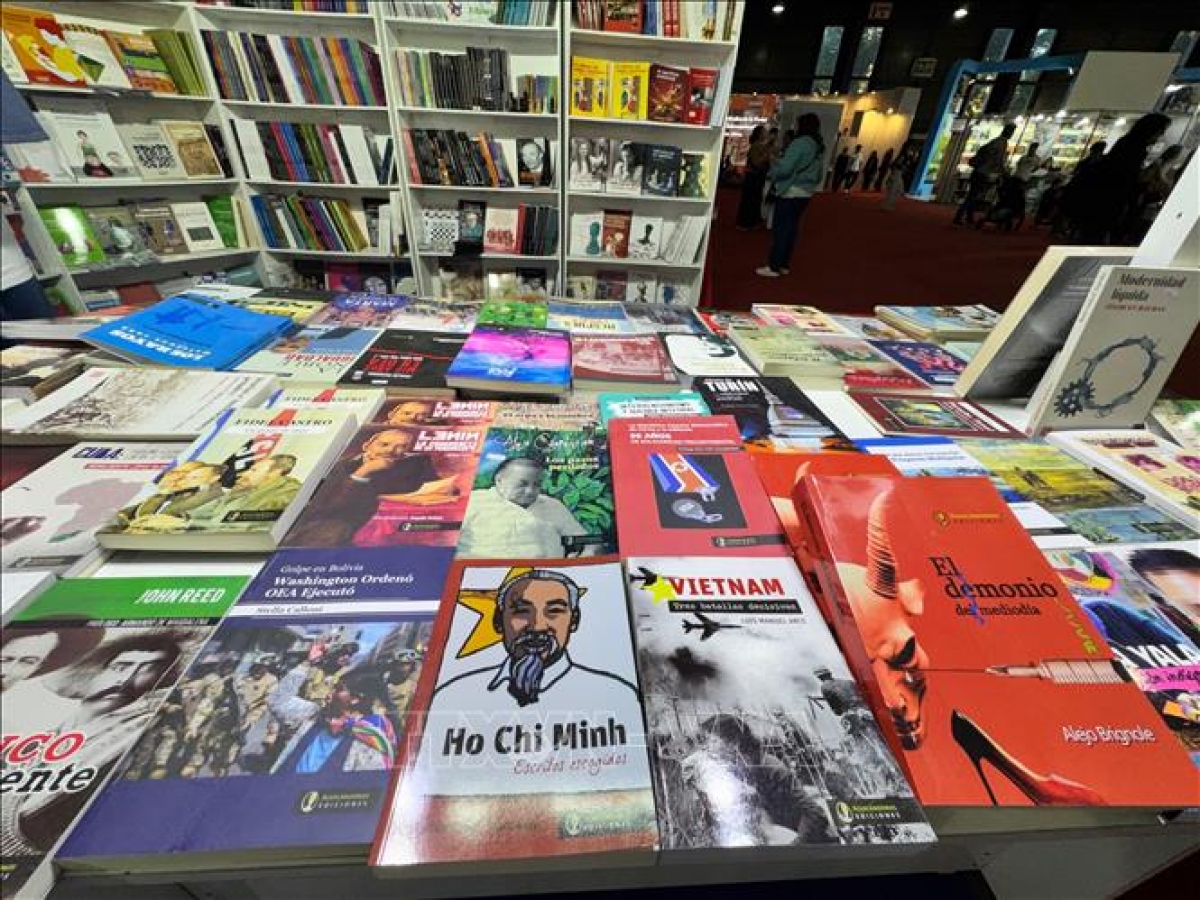 Der argentinische Verlag Acercándonos Ediciones stellt spanischsprachigen Lesern ein Buch über Präsident Ho Chi Minh sowie ein Werk des kubanischen Journalisten Luis Arce vor, der während des Krieges in Vietnam tätig war. (Foto: Dieu Huong/VNA)