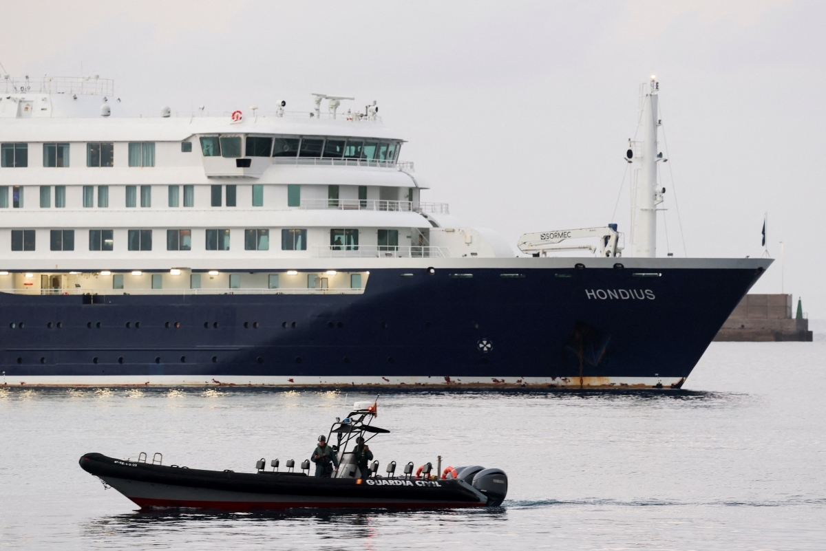 Vue d’une structure médicale mobile installée au port de Granadilla de Abona, où le navire de croisière MV Hondius doit accoster après l’apparition d’un foyer de hantavirus, à Tenerife (Espagne), le 9 mai 2026.<br>
Photo: REUTERS/Borja Suarez