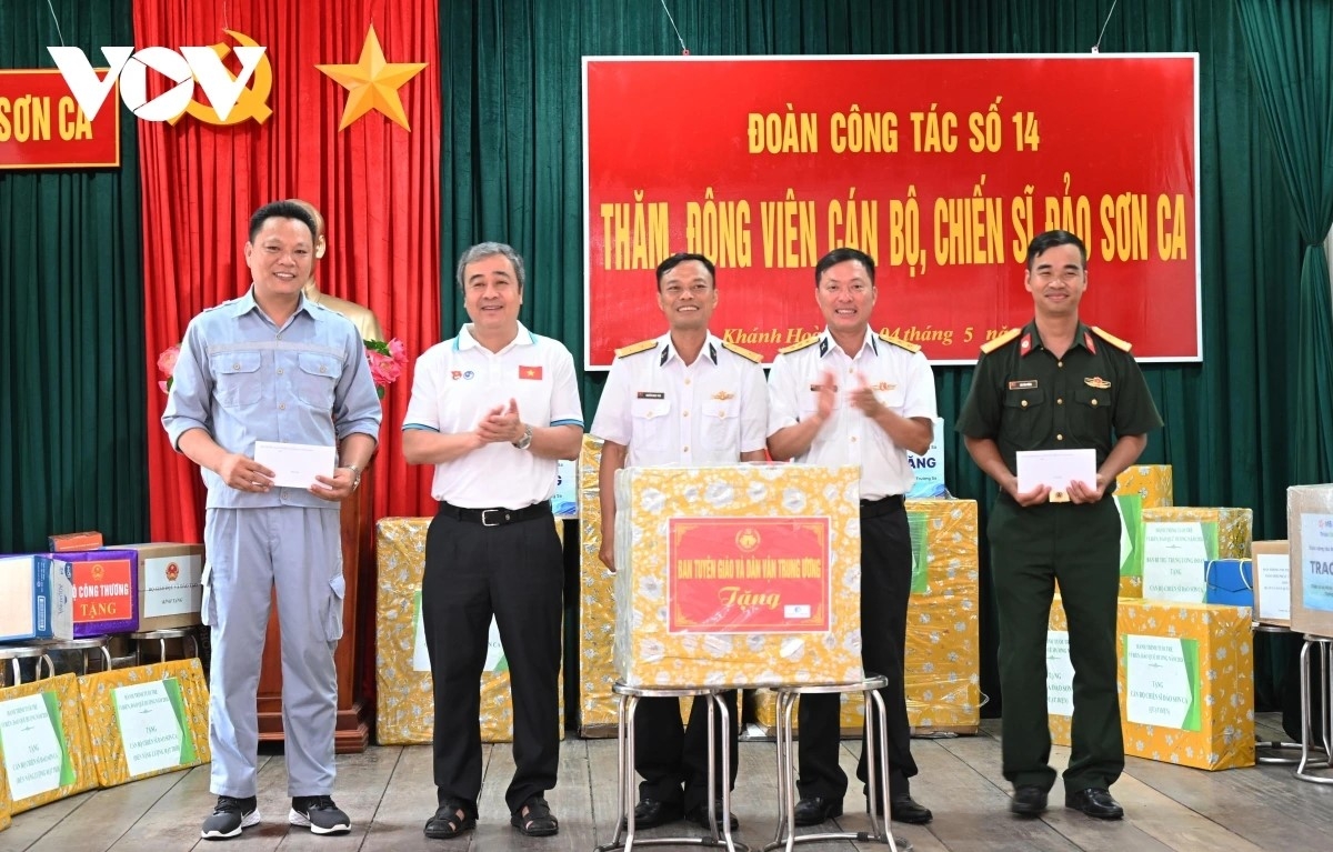 Ngo Dong Hai, Wakil Kepala Departemen Propaganda dan Penggerakan Massa KS PKV, memberikan bingkisan kepada para prajurit di Pulau Son Ca. Foto: VOV.