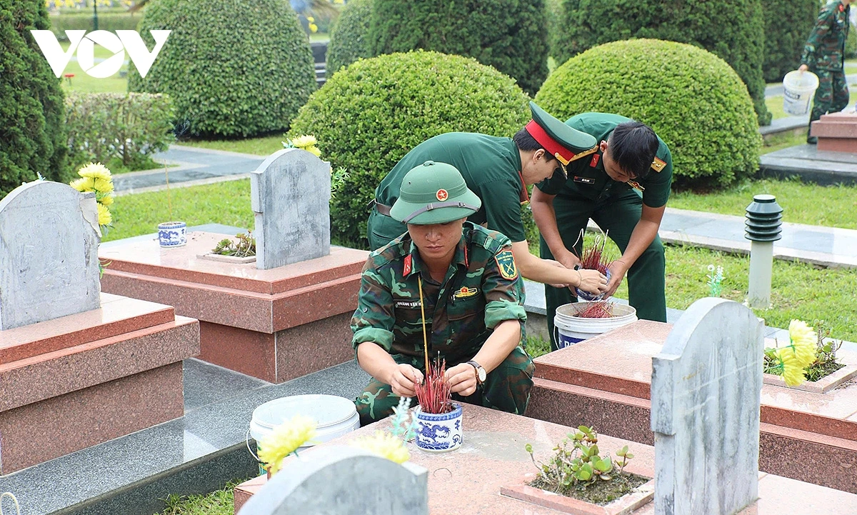 Tại các nghĩa trang liệt sĩ, những chiến sĩ trẻ cẩn thận lau từng phần mộ, chỉnh lại chân nhang, chăm sóc cảnh quan nghĩa trang như một sự tri ân của thế hệ hôm nay đối với những người đã hy sinh vì Tổ quốc.