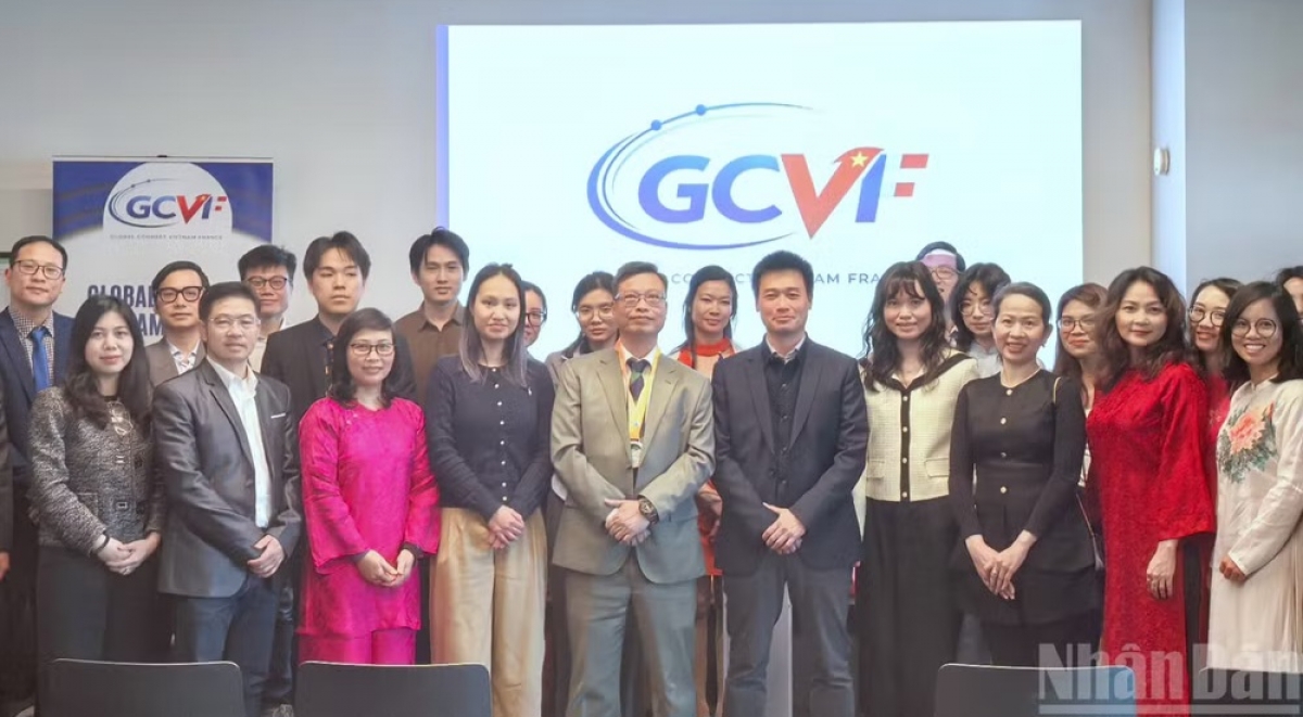 L'ambassadeur du Vietnam en France, Trinh Duc Hai, entouré de délégués lors de la cérémonie de lancement de l'Association Global Connect Vietnam France. Photo: Khai Hoàn/Journal Nhân Dân