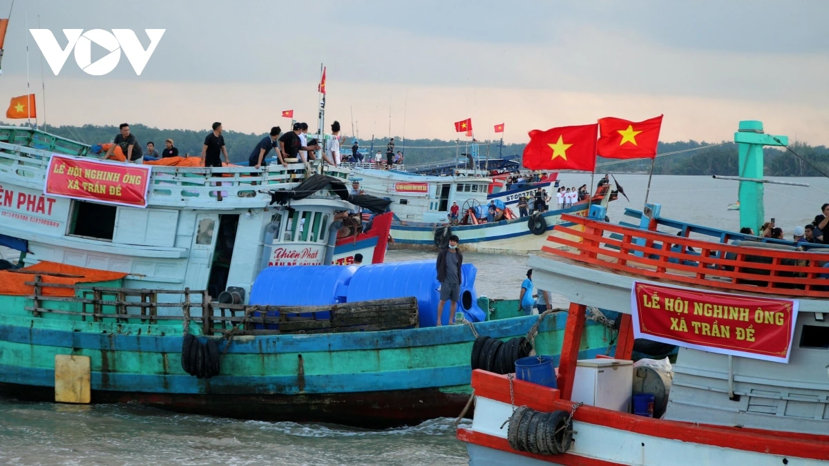 Boats join the Nghinh Ong or Whale Worship Festival in Tran De commune, Can Tho city. (Photo: VOV)