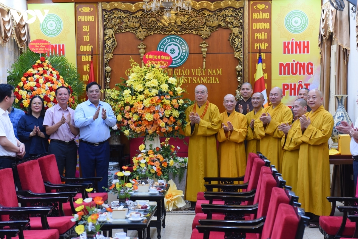 Thứ trưởng Bộ Dân tộc và Tôn giáo Nguyễn Hải Trung tặng lẵng hoa chúc mừng Giáo hội Phật giáo Việt Nam nhân ngày Phật Đản.