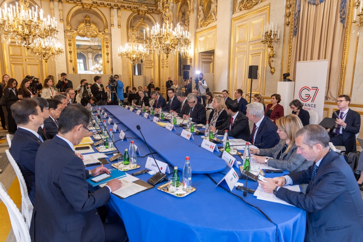 2026年5月6日、フランス・パリで開幕したG7貿易大臣会合に出席する各国閣僚と代表団メンバー（写真：CHRISTOPHE PETIT TESSON/Pool via REUTERS）
