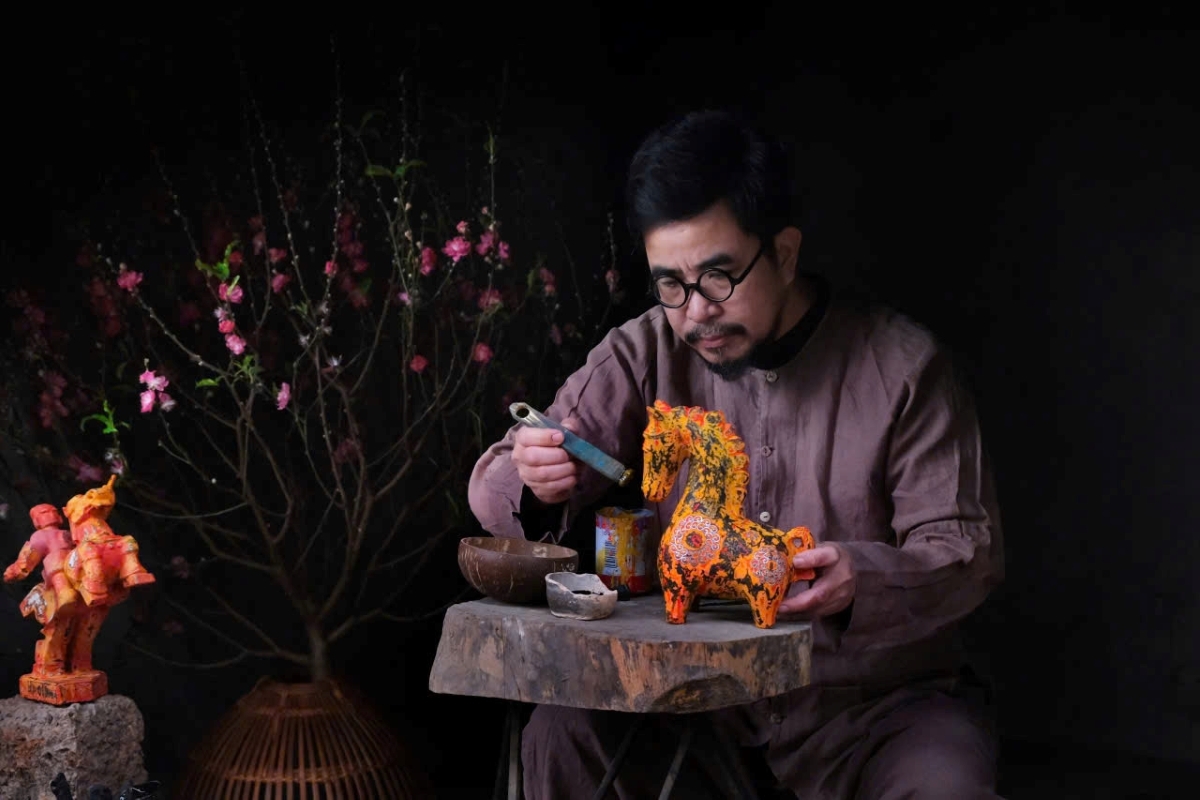 Sculptural works by artisan Nguyen Tan Phat are both familiar and symbolic. (Photo: Kim Lieu/VOV5)