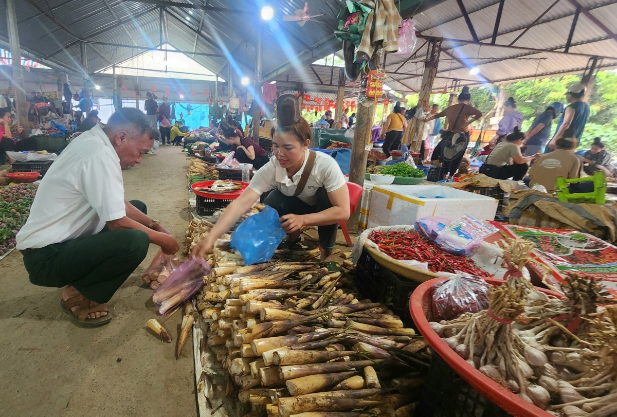 Der Na-Si-Markt ist von der kulturellen Identität der Volksgruppe der Thai tief geprägt und berühmt für seine lokale Agrarprodukte. (Foto: Thanh Thuy)