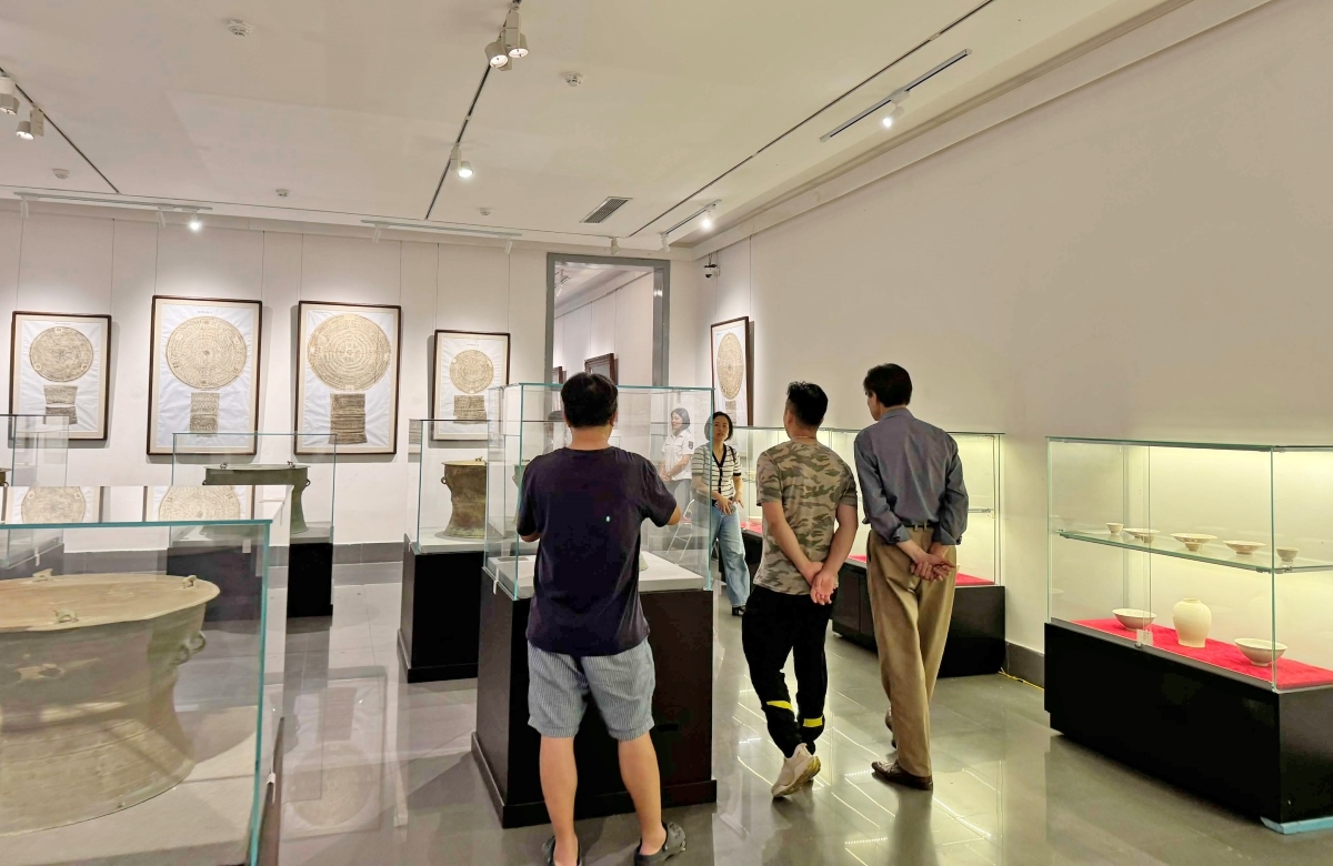 The “Colours of Culture” exhibition showcases many valuable artifacts and antiques, attracting numerous young visitors. (Photo: Thuy Tien/VOV)