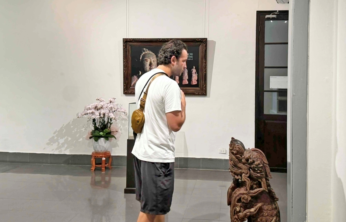 Viele internationale Touristen besuchen die Ausstellung, um die vietnamesische Geschichte und Kultur anhand wertvoller Gegenstände kennenzulernen. (Foto: Thuy Tien)