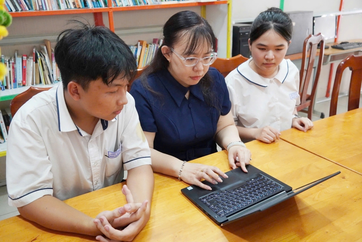 Lehrerin Phan Thanh Nguyen und ihre Schüler beschäftigen sich mit den von KI erstellten Produkten. (Foto: Vu Huong)