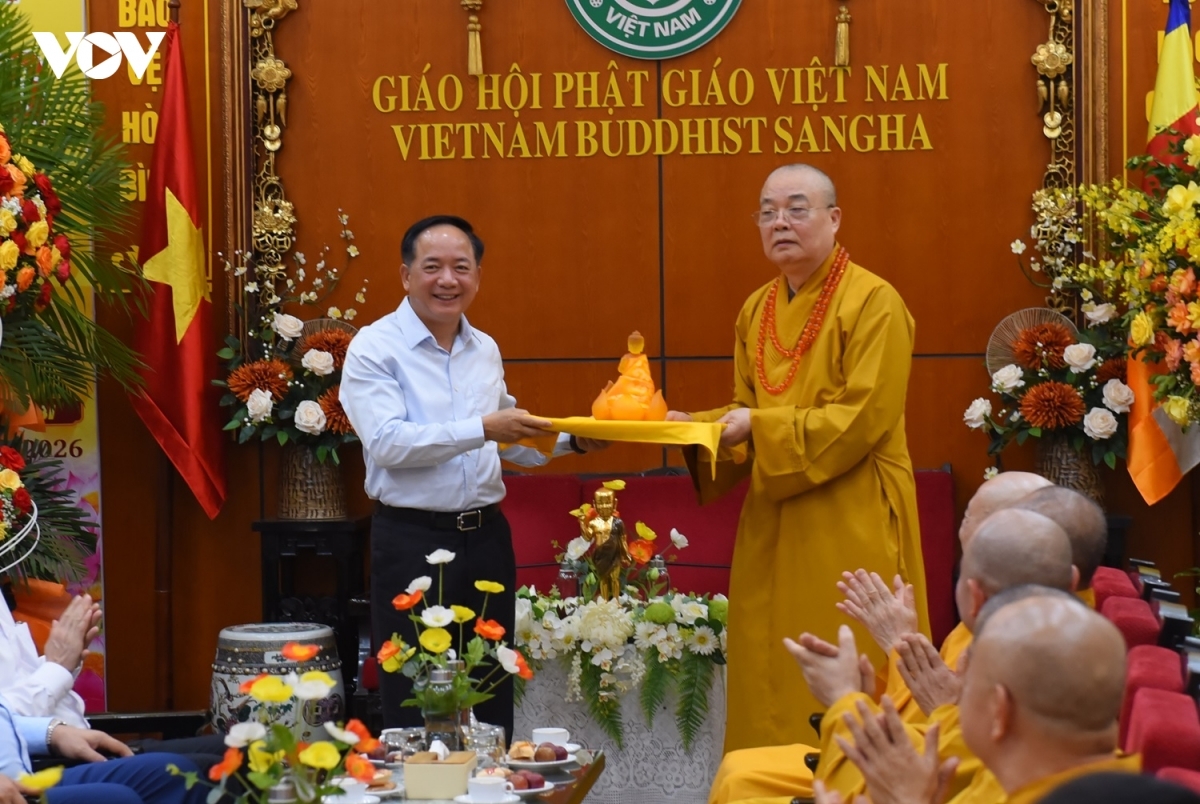 Thay mặt Giáo hội Phật giáo Việt Nam, Trưởng lão Hòa thượng Thích Thanh Nhiễu tặng bức tượng Phật đến Ban Tuyên giáo và Dân vận Trung ương.