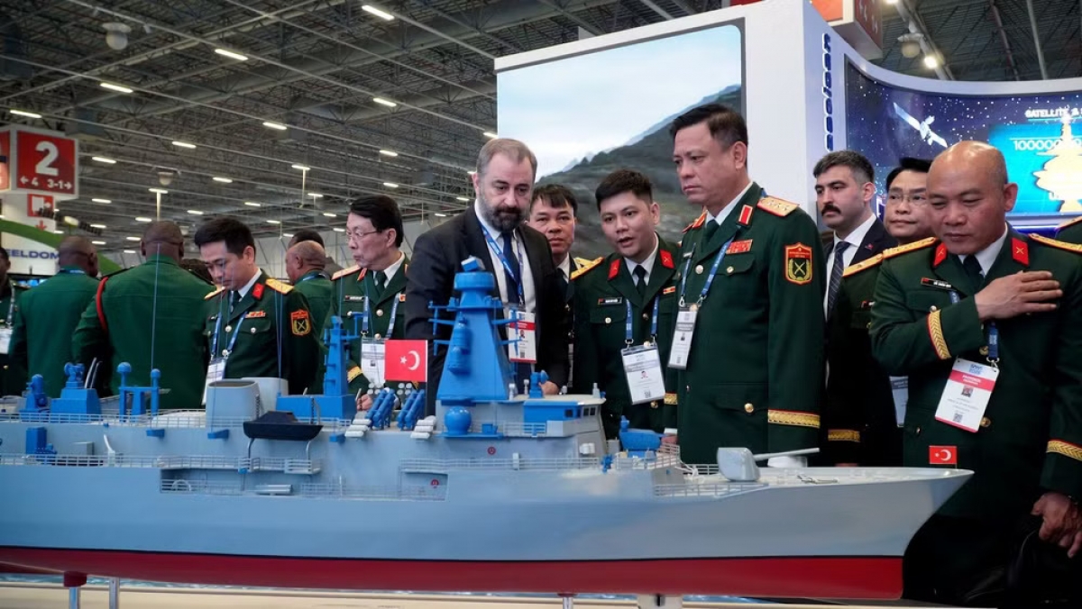 Letnan Jenderal Nguyen Truong Thang beserta delegasi mengunjungi stan Grup Industri Elektronik Militer Aselsan. Foto: Kemenhan Vietnam