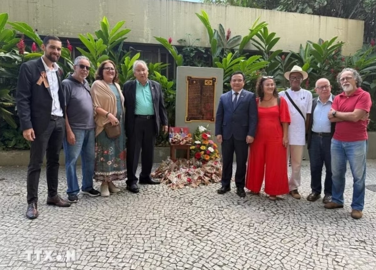 Ceremonia floral ante la placa conmemorativa en honor al Presidente Ho Chi Minh en la ciudad de Rio de Janeiro. Foto: VNA