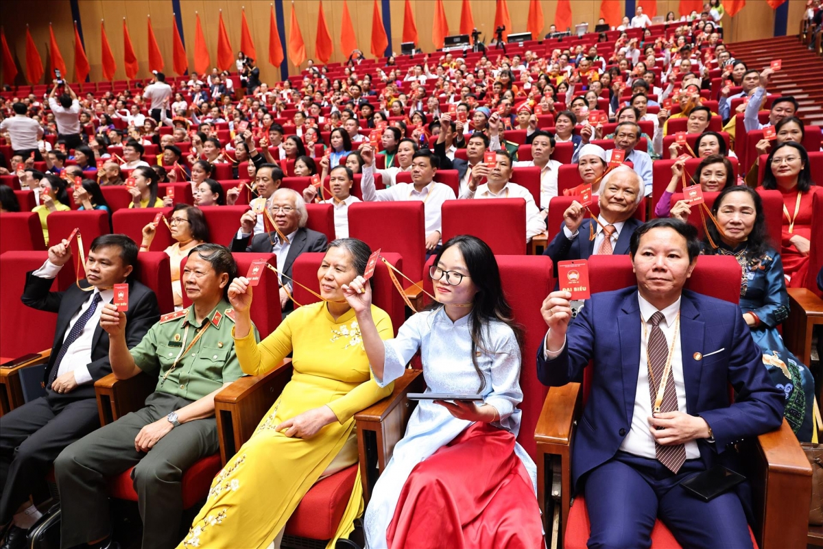 Các đại biểu biểu quyết Thông qua Đề án nhân sự Ủy ban Trung ương MTTQ Việt Nam khóa XI, nhiệm kỳ 2026 – 2031. Ảnh: Minh Đức/TTXVN