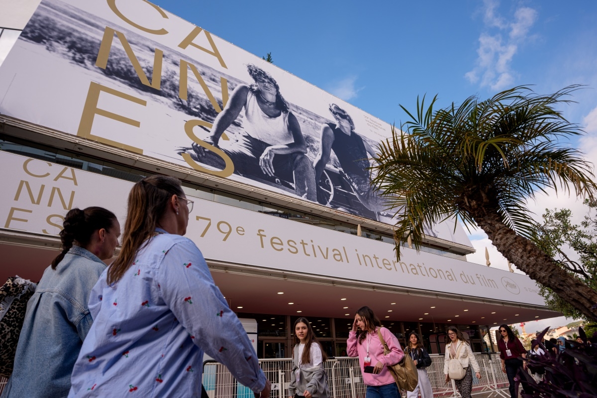 Passants devant le Palais des Festivals à la veille du 79e Festival de Cannes, le 11 mai 2026. Photo: AP