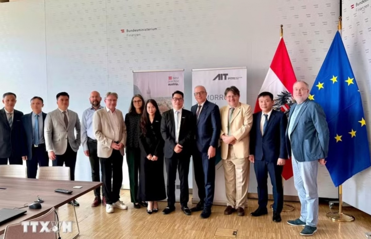 La delegación de la Asociación Nacional de Ciberseguridad (ANC), junto con representantes del Ministerio de Seguridad Pública de Vietnam, durante el encuentro celebrado el 6 de mayo. Foto: VNA
