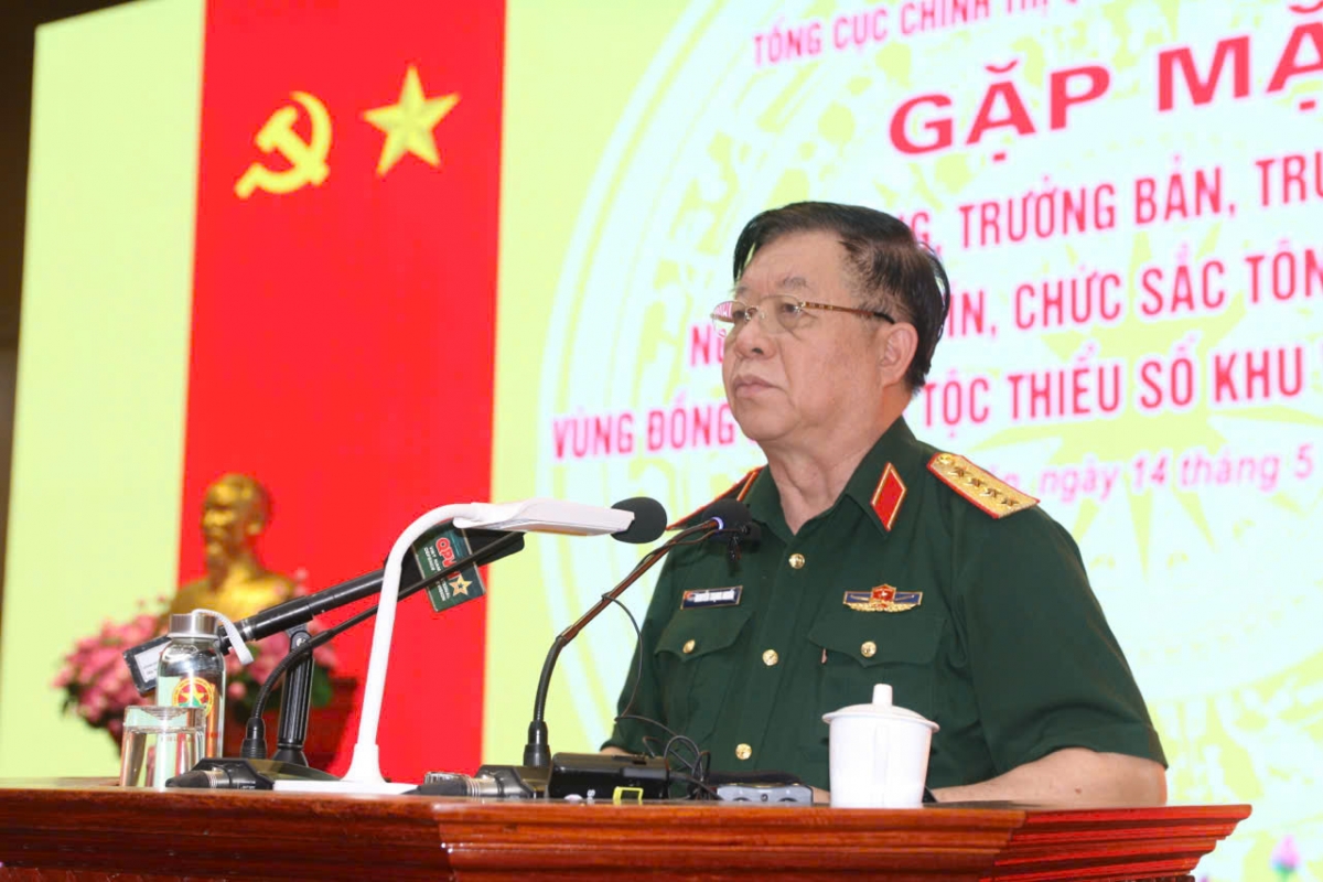 Der Leiter der Politikabteilung der Vietnamesischen Volksarmee, Nguyen Trong Nghia, hält eine Rede beim Treffen in Thai Nguyen. (Foto: VOV im Nordwesten)