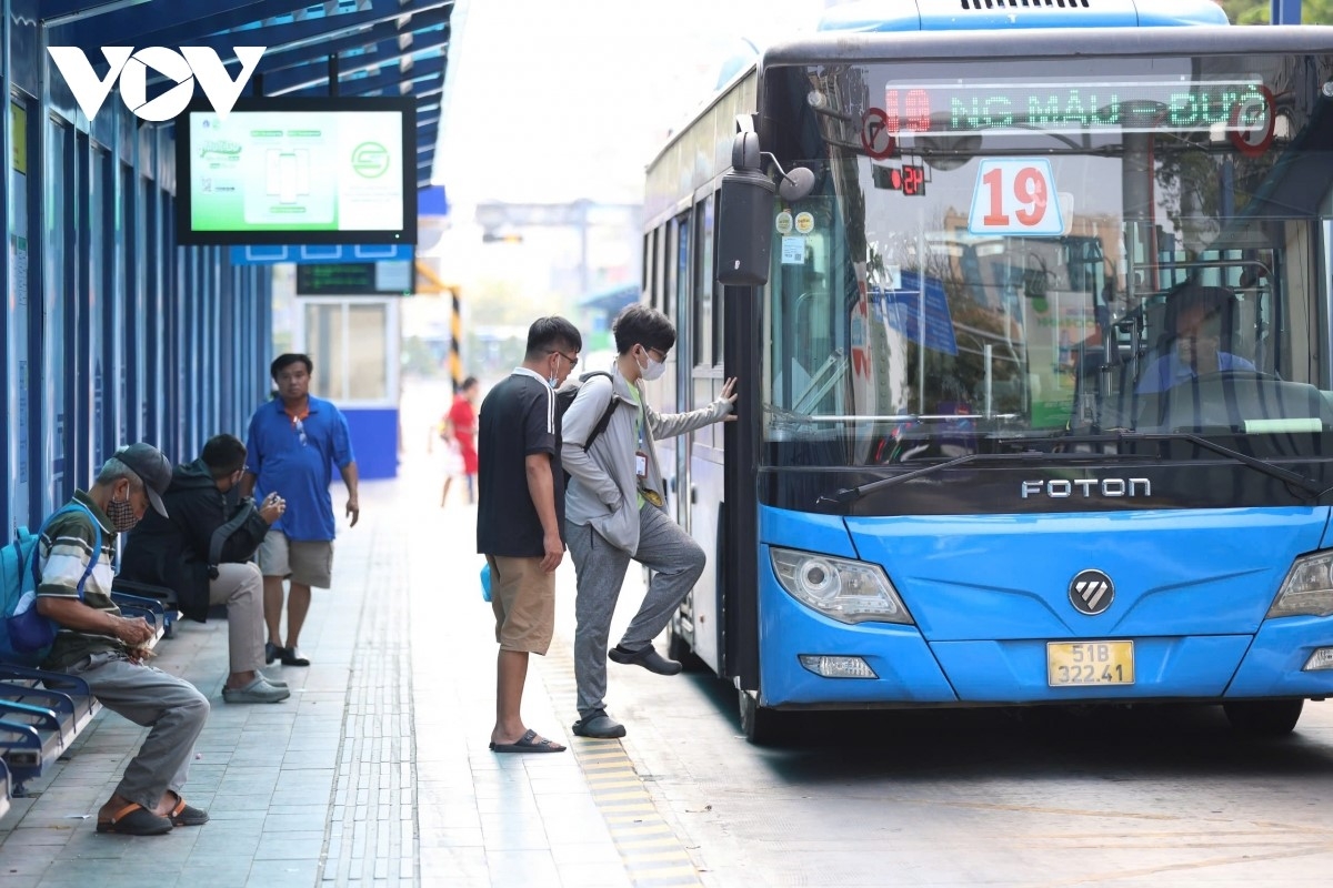 El transporte público gratuito no solo constituye una política de bienestar social, sino que también fomenta el uso del transporte colectivo. Foto: Ty Huynh/VOV