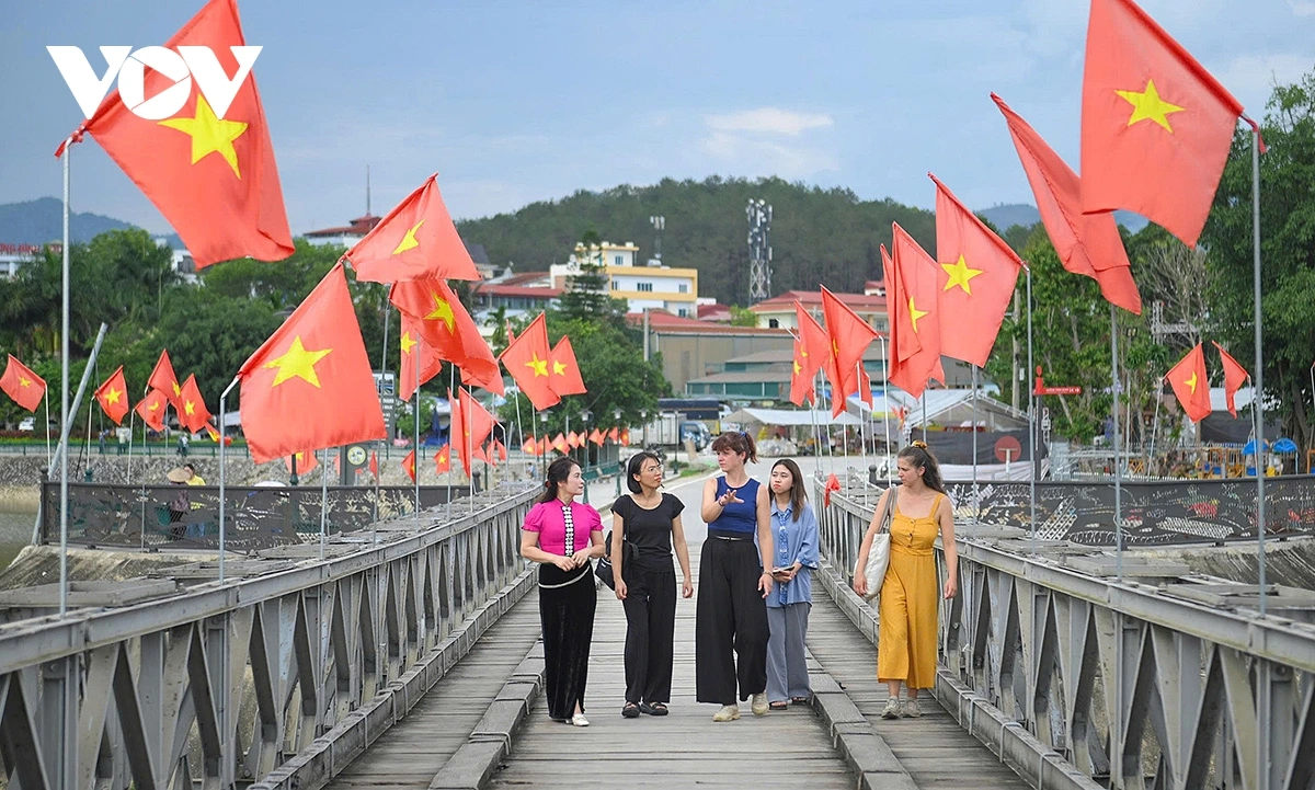 72 năm đã trôi qua kể từ ngày lá cờ “Quyết chiến - Quyết thắng” tung bay trên nóc hầm De Castries, tinh thần Điện Biên Phủ vẫn hiện hữu trong lòng mỗi người dân khi trở về với mảnh đất lịch sử này.