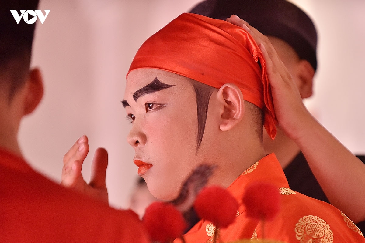 Gia nhân chuẩn bị trang phục cho Ông Hiệu trống trong nghi lễ Ngoại Đàn (Khám Đường). Nghi lễ có ý nghĩa tái hiện cảnh các vị tướng quân đi kiểm tra chiến trường, chuẩn bị cho Hội Trận (Tái hiện trận chiến của Thánh Gióng)