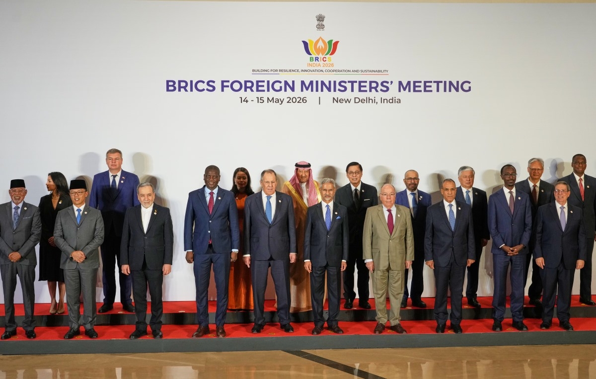 2026年5月14日、インド・ニューデリーで開かれたBRICS外相会合で記念撮影するBRICS加盟国およびパートナー国の政府代表ら（写真：AP/Manish Swarup）